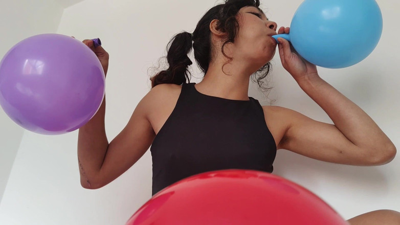 Cindy Luna Petite: La petite latina Looner reçoit un massage par ballon coloré