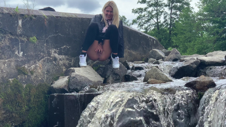 Claudia Macc: Draußen, pissen, spaß