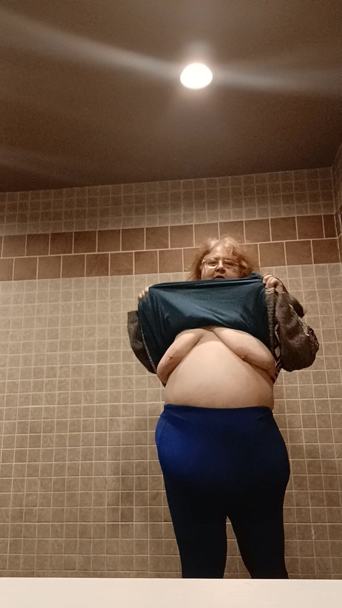 BBW nurse Vicki adventures with friends: Shh не говори, что я была шаловливой в комнате отдыха закусочной, что