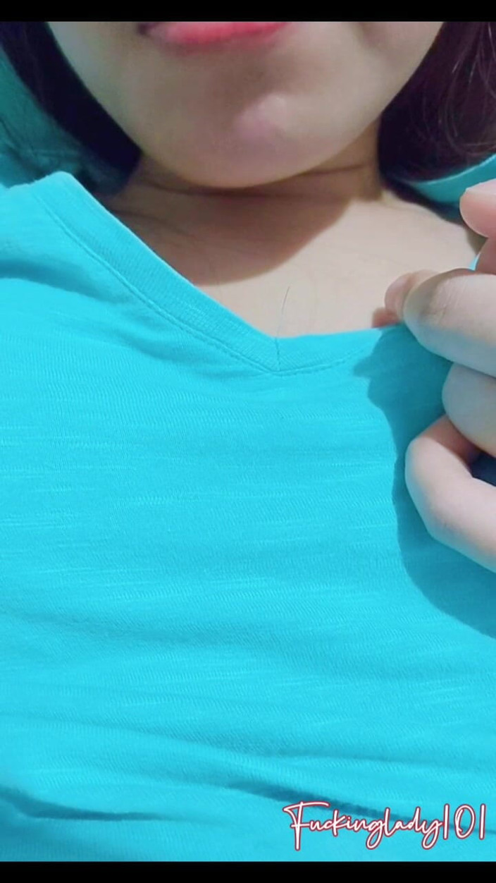 Fuckinglady101: Une Philippine excitée doigte sa chatte vierge