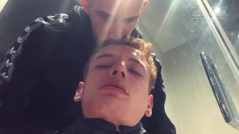 Claude Nikotine: Twink en meester - toilet pisvernedering