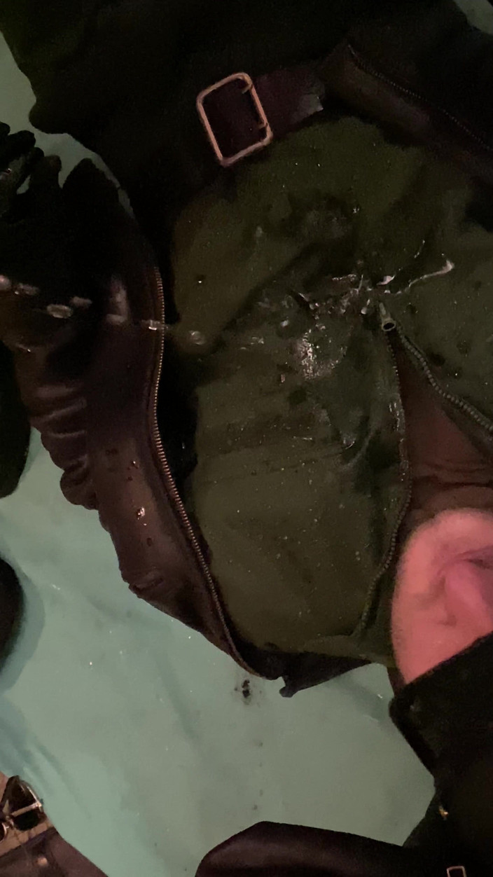 KinkySirius: Ruský voják chčije na perverzního policistu
