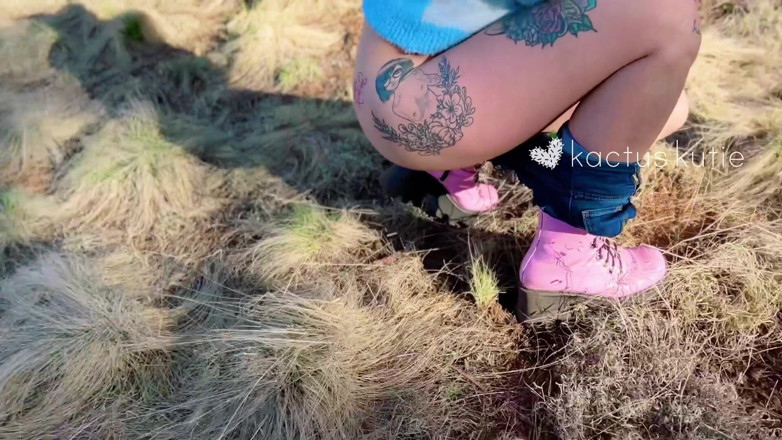 kactus kutie: Kutie la colorée fait pipi dehors