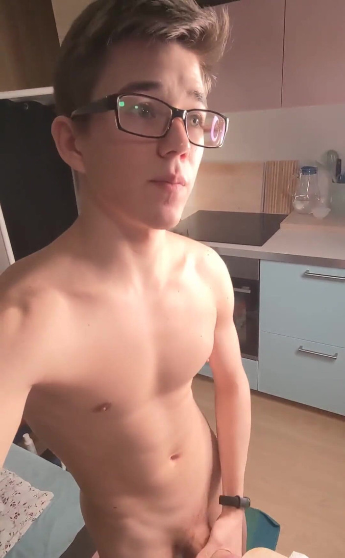 Alex Davey: Ảnh và video nóng bỏng cho các bạn những chàng...