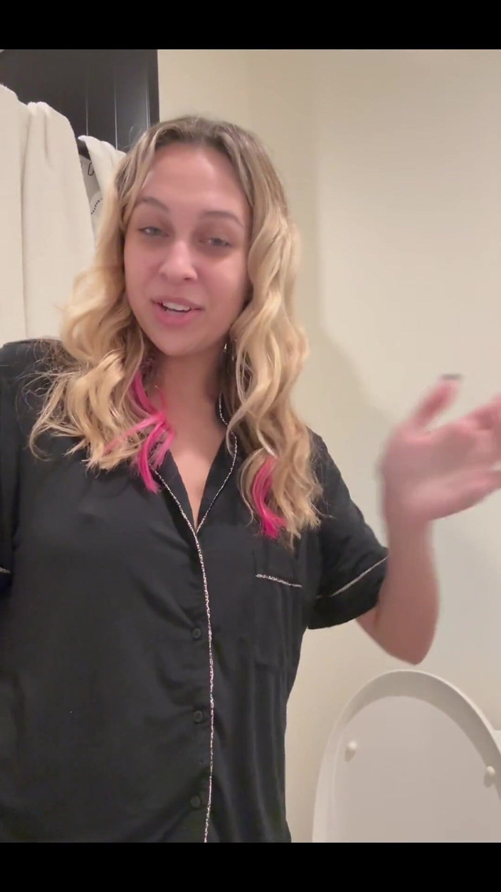 Tiffstreatsxoxo: Pinkeln in die toilette meines airbnb, während ich darüber hovere