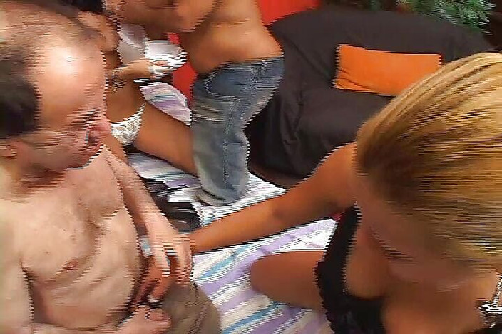 Perv Milfs n Teens: Junges enges latina-mädchen bekommt ihre muschi geleckt