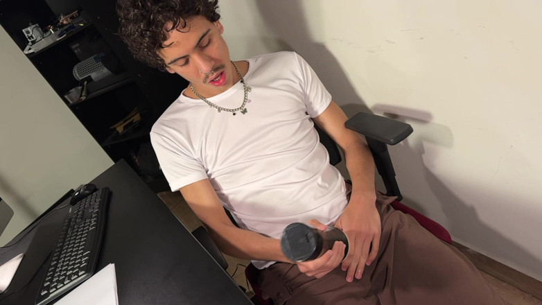 Dirty tricks gays: 上司は、CLTが勤務中にオナニーし牛乳を無駄にしているのを見つけて激怒します