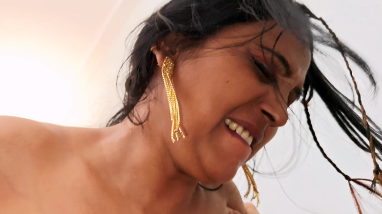 Baby Tina: Une desi indienne appelle son voisin à la maison, baise hardcore...