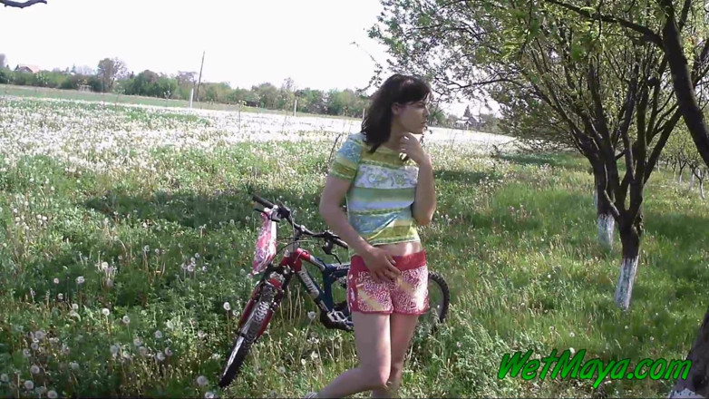 Wet Maya: Plassen op haar fiets