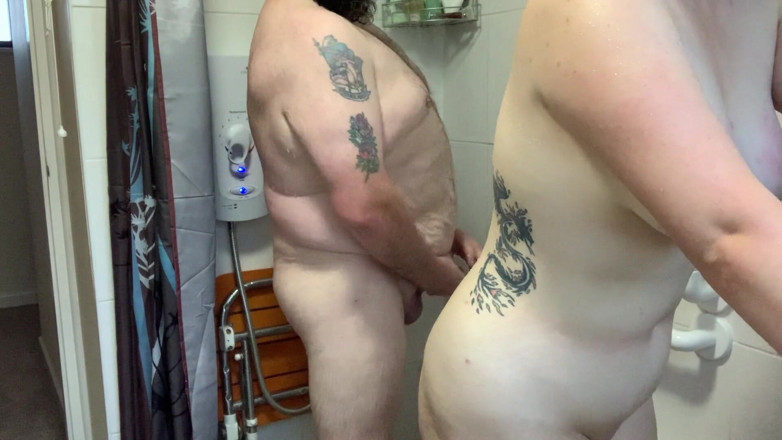 Rebecca Curves: Rebecca Curves recibe una dura ducha anal follando