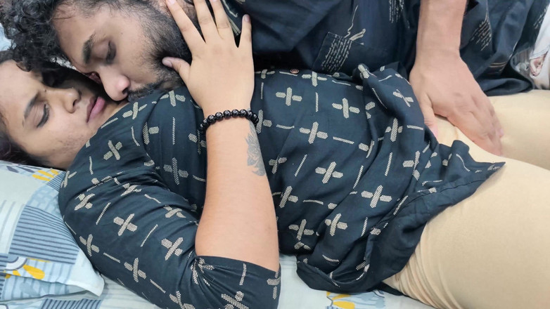 Vaishnavysharunraj: Baiser avec des pieds avec des seins