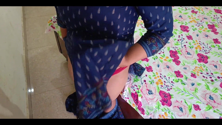 YOURAMRITA04: Gospodină sexy de 21 de ani are parte de prima dată