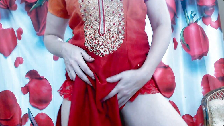 Bolly Karma: Une jolie fille coquine séduit dans une webcam sexy en...