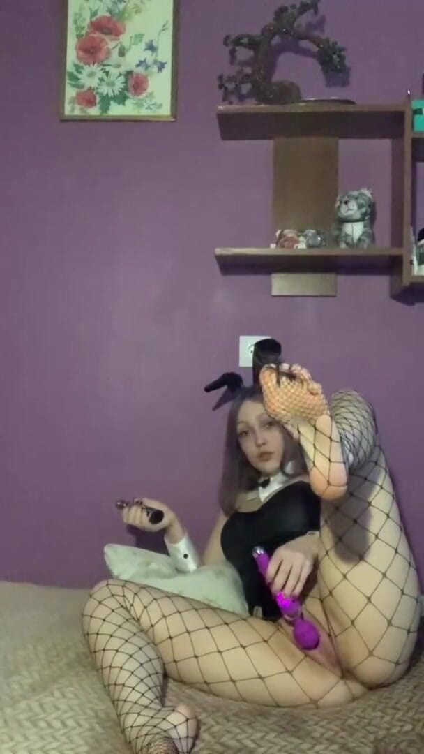 SashaSweet69: Je vais en costume de lapin et je me masturbe...