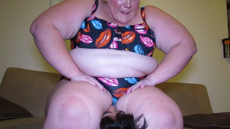 BodaciousX: Culona sentando en la cara y asfixiando pequeño hombre asiático