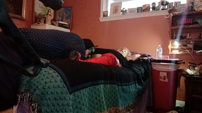 BBW nurse Vicki adventures with friends: Batman mange la chatte de filles-chauves-souris (nursevicki)