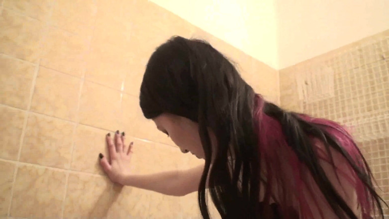Femdom Austria: Meando y escupiendo sobre él en el baño