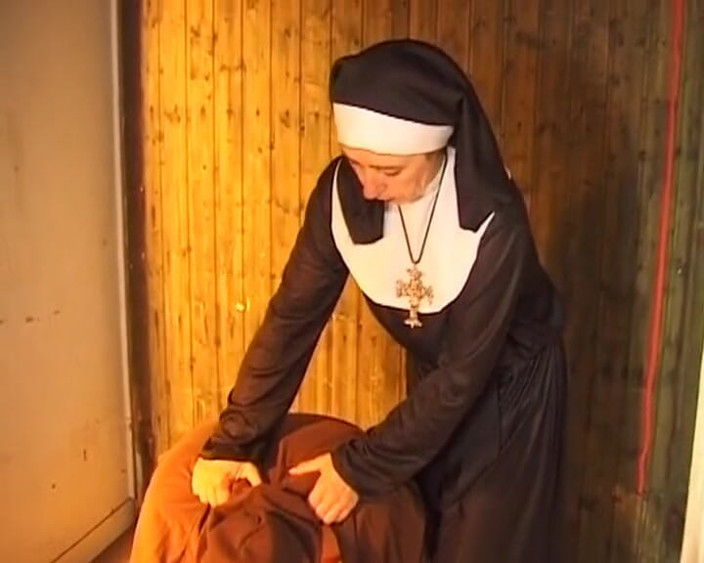 Deutsche XXX Filme: Uma freira alemã amarra seu homem e o domina na...