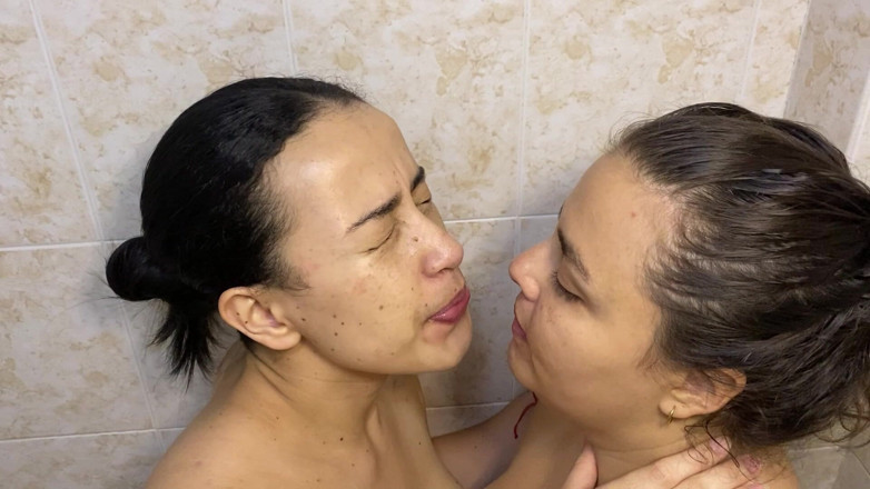zoemelissa: Ciuman lesbian basah dengan banyak air mani dan ludah