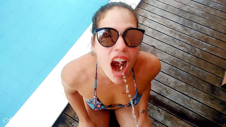 April BigAss: Beber pis - piscina pública