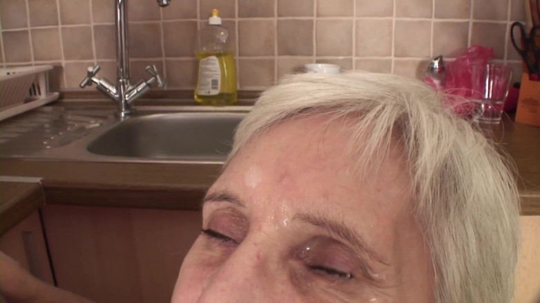 Mature Climax - 100% Mature Videos: Une mamie salope se fait baiser par terre