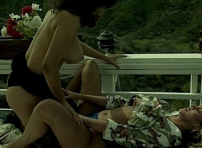 Lesbo Tube: La milf tettona ama cavalcare il suo giocattolo preferito