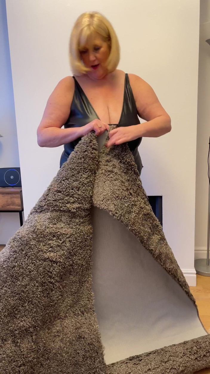 catherinecan69: Rodándome en mi alfombra nueva