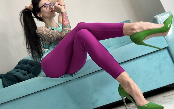 Julia domaina: Xà cạp, quần yoga, giày cao gót màu xanh lá...