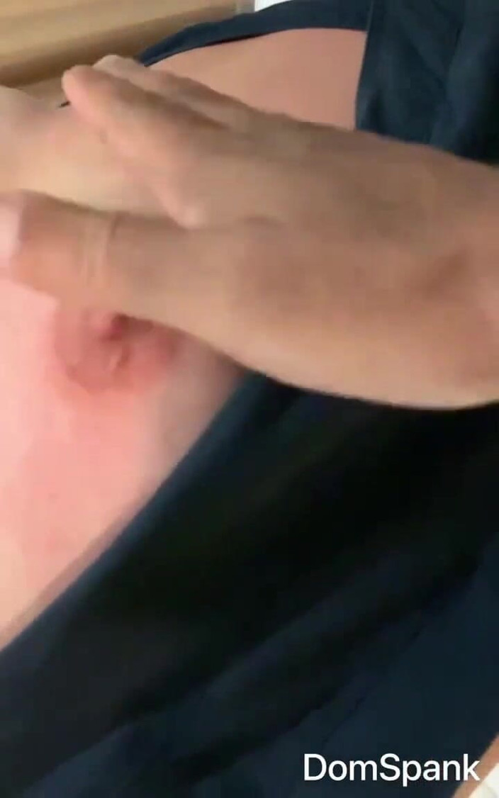 RealDomSpank: Pequeña chica blanca abofeteada en las tetas y ella dice...