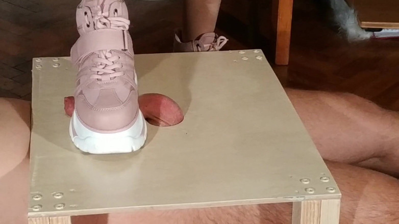 Beth Kinky: Domina, une esclave en bottes roses s'enfile une bite (hongroise), partie 1,...