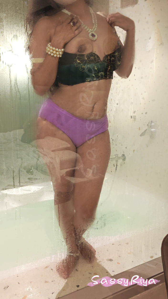 Sassy Riya: Sassy Riya listo para el baño sexy cuerpo