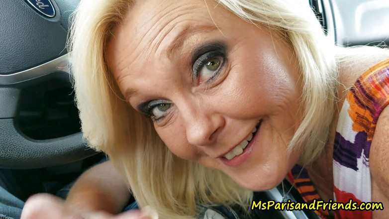 Ms Paris and Friends: Mme Paris adore sucer des bites