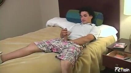 Gay Diaries: Un jumelle excité se masturbe sur le lit avant de...