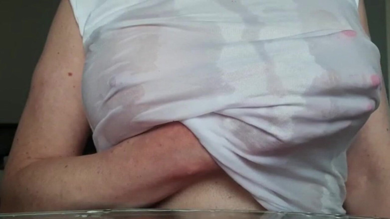 Aqua Pola: Een orgasme tepels en volgende afkoelen door mijn t-shirt te...