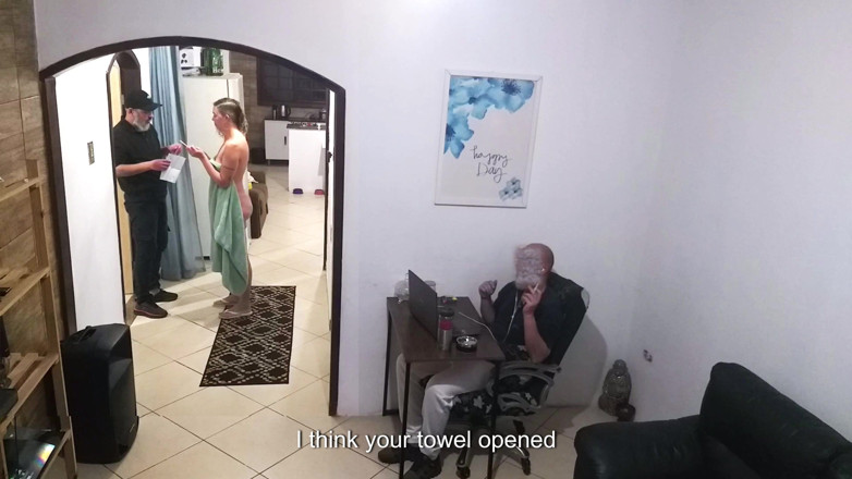 Gabi SweetCouplesStories: Pendant que le mari travaille, la femme dans une serviette...