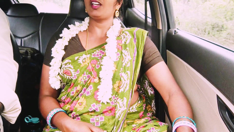 Telugu honey lips: Telugu üvey anne üvey oğluyla arabada seks yapıyor