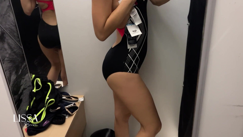Lissa Brown: Cabină de amenajare cu costum de baie dintr-o bucată