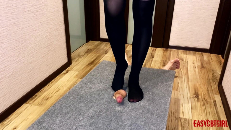 AnnyCandyPainboy: 자지를 상자에 문지르는 여주인
