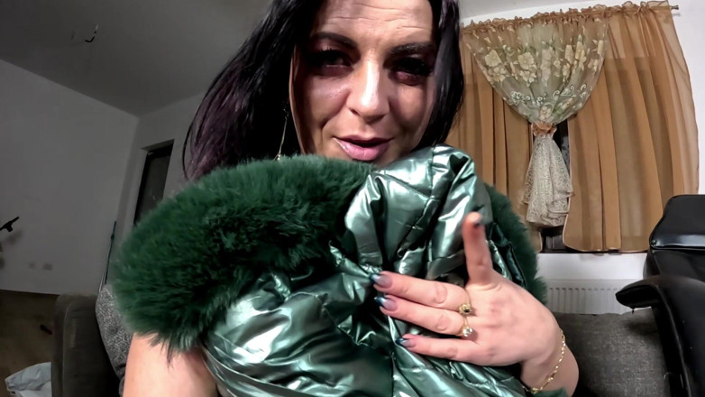 MilfyCalla: Downjacket brillant taquine - manteau gonflé, décolleté profond et regards coquins