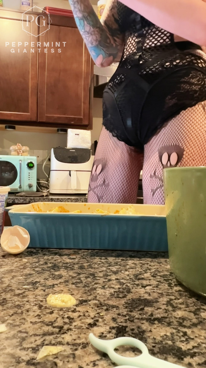Peppermint Giantess: 7'3 Peppermint Giantess робить фаршировані шкаралупи з дуже неслухняним крихітним помічником, прив'язаним до мого каблука