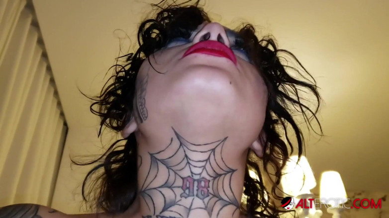 Alt Erotic: Geneviève Sinn chevauche une bite avant de se faire tatouer...