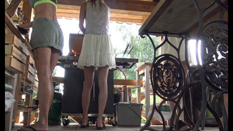 Leon Lambert Girls Twerk Parties CFNM: Les voisins sexy n'aiment pas montrer leurs jambes en culotte...