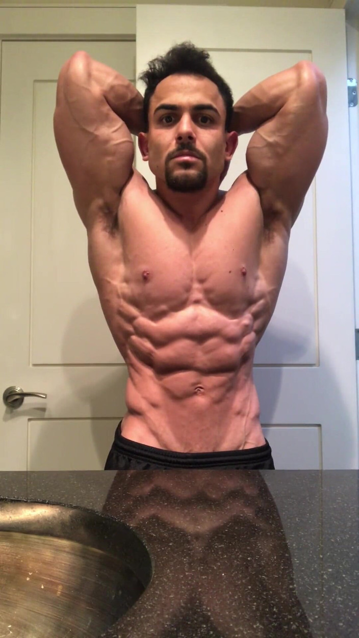 Benji Bastian: Jacked kulturista Benji Bastian protahuje své obrovské, roztrhané svaly