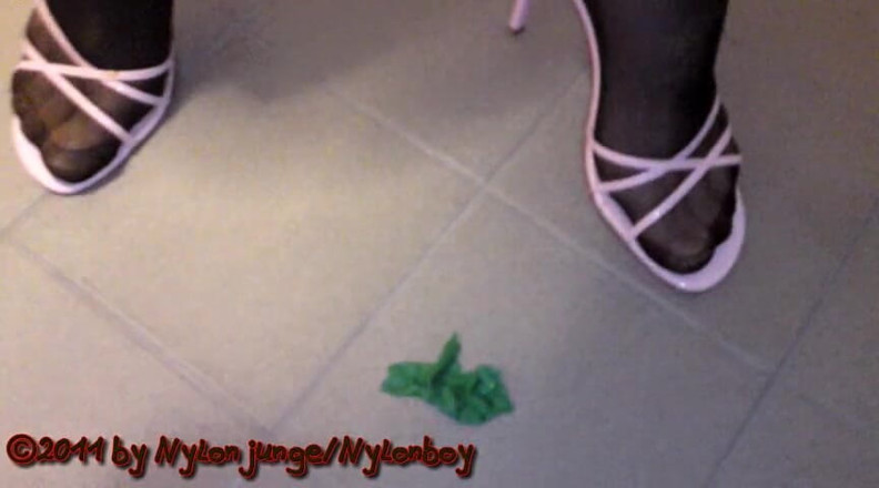 Carmen_Nylonjunge: 粉色高跟鞋和绿色气球