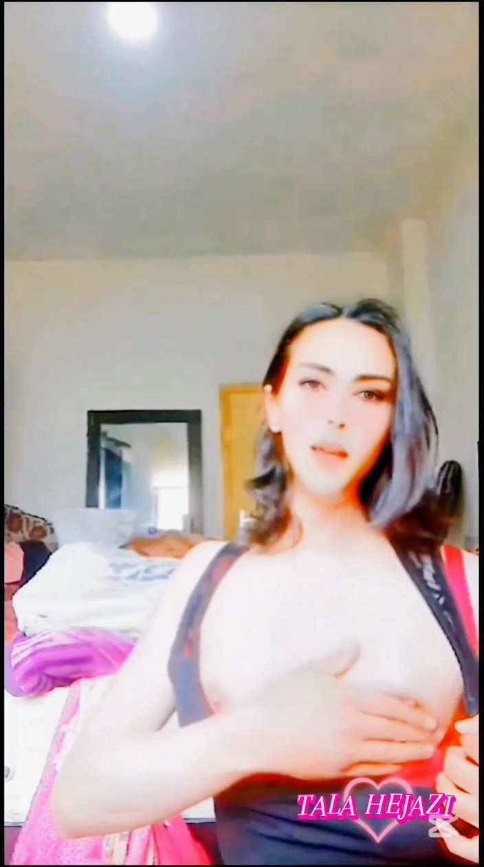 Tala Hejazi: Vyvrcholení bez rukou po polykání chcanek