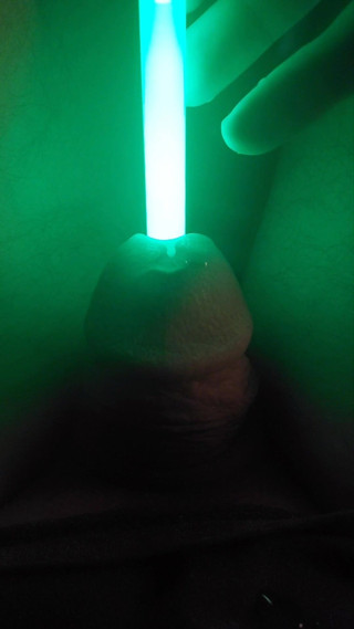 CosmicKastaway: Mit einem Glowstick in meinem pissloch sondieren