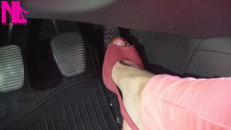 Nyllady: Conduite aux pieds nus et revving dans des sandales roses à...