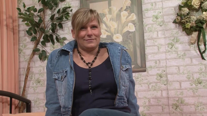 Erotic only: Une blonde mature étire sa chatte avec un jeu avec un...
