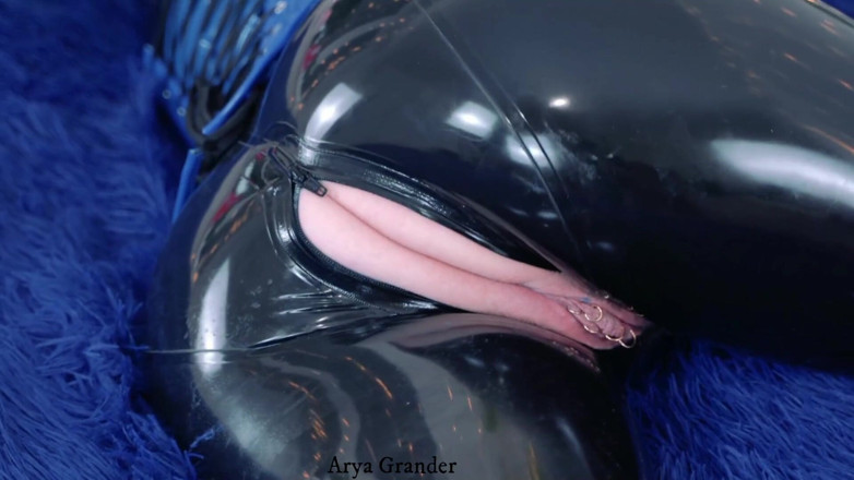 Arya Grander: Büyük doğal götlü seksi orta yaşlı seksi kadın lateks catsuit...