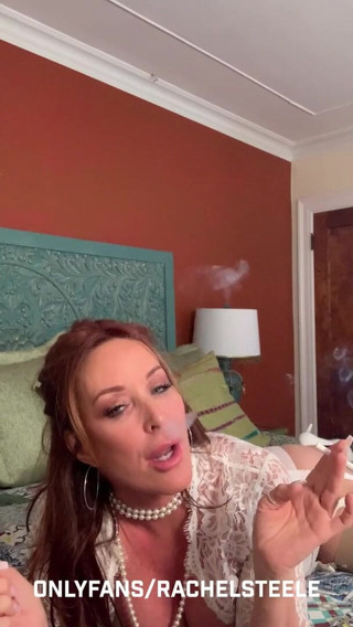 Rachel Steele: La matrigna in una pausa fumando